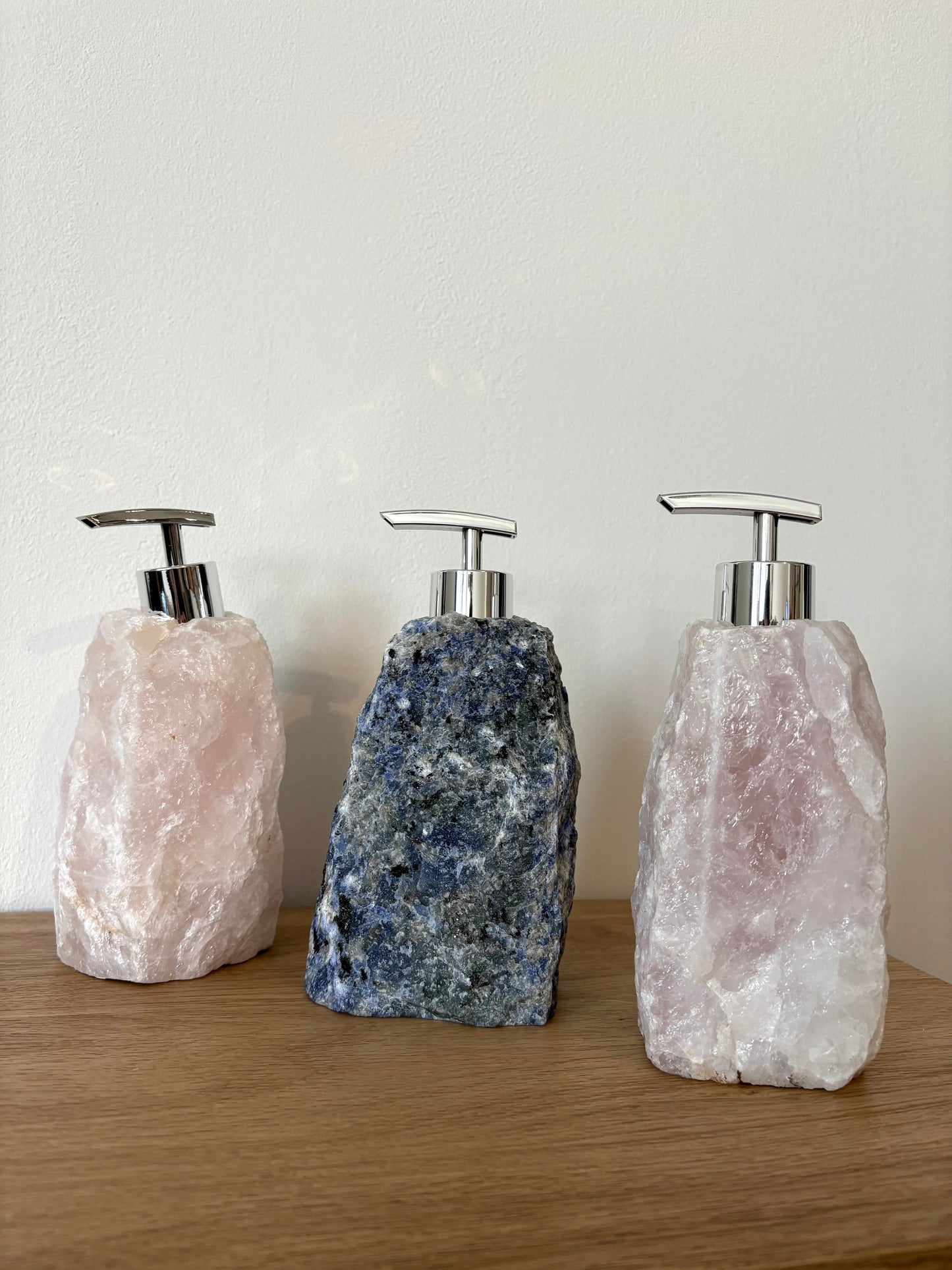 Sodaliet zeepdispenser