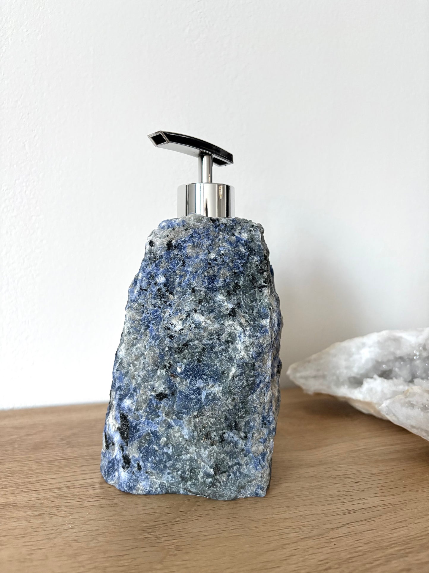 Sodaliet zeepdispenser
