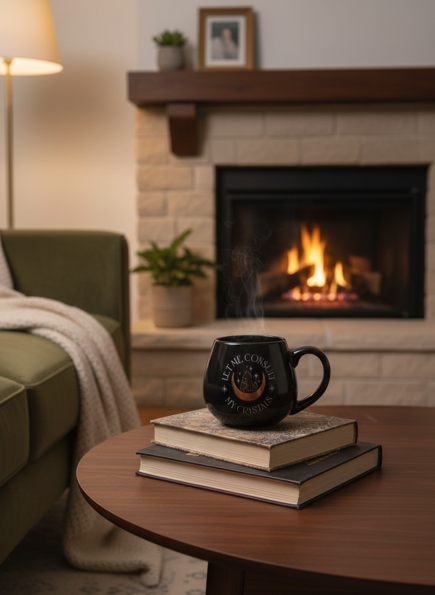 Zwarte mok "Let me consult my crystals"